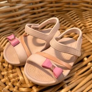 Size 5C CROC LINA BOW CHARM ROUND TOE SANDALS - LIGHT PINK